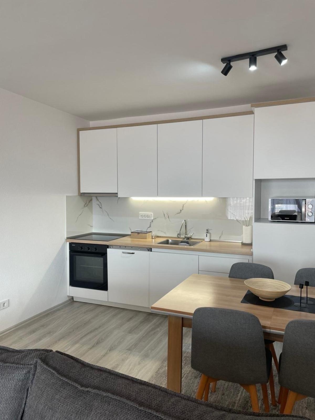 Apartment Prizreni-Free Private Parking Екстер'єр фото